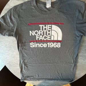 The Northface graphic T-shirt women's gray size medium activewear leisure